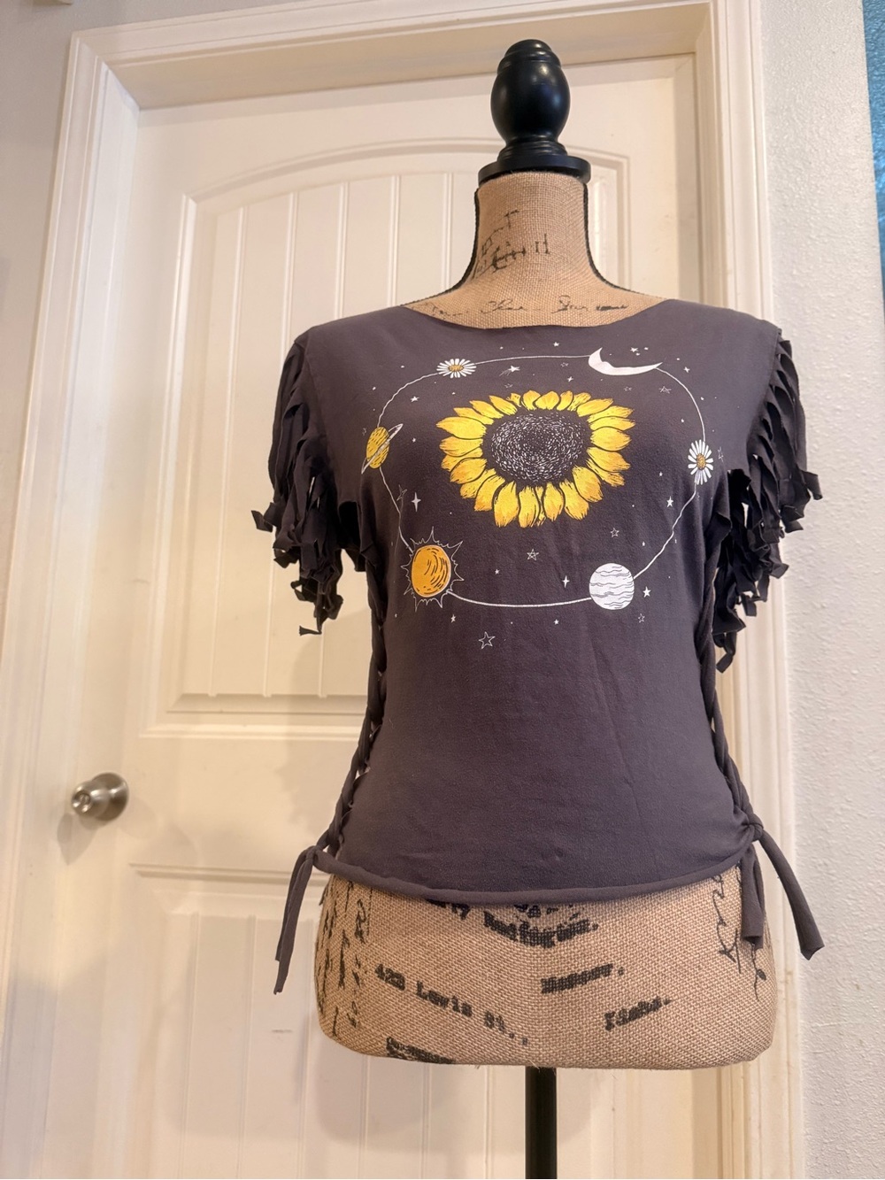 Sunflower Graphic Fringe Tie-Side Tee - size small